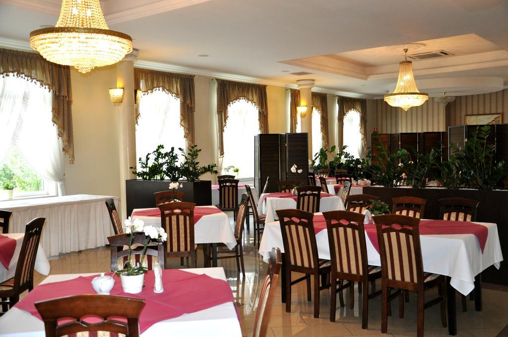Hotel Korona ジェシュフ エクステリア 写真