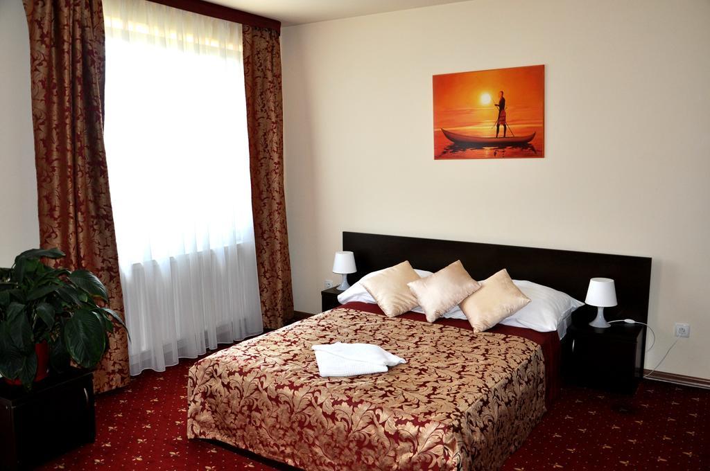 Hotel Korona ジェシュフ エクステリア 写真