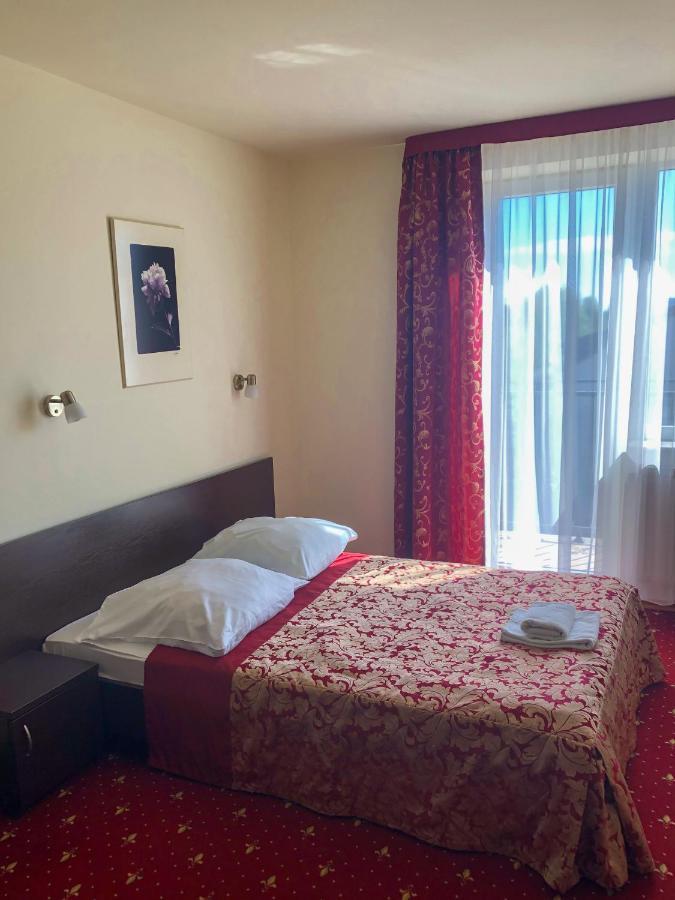 Hotel Korona ジェシュフ エクステリア 写真